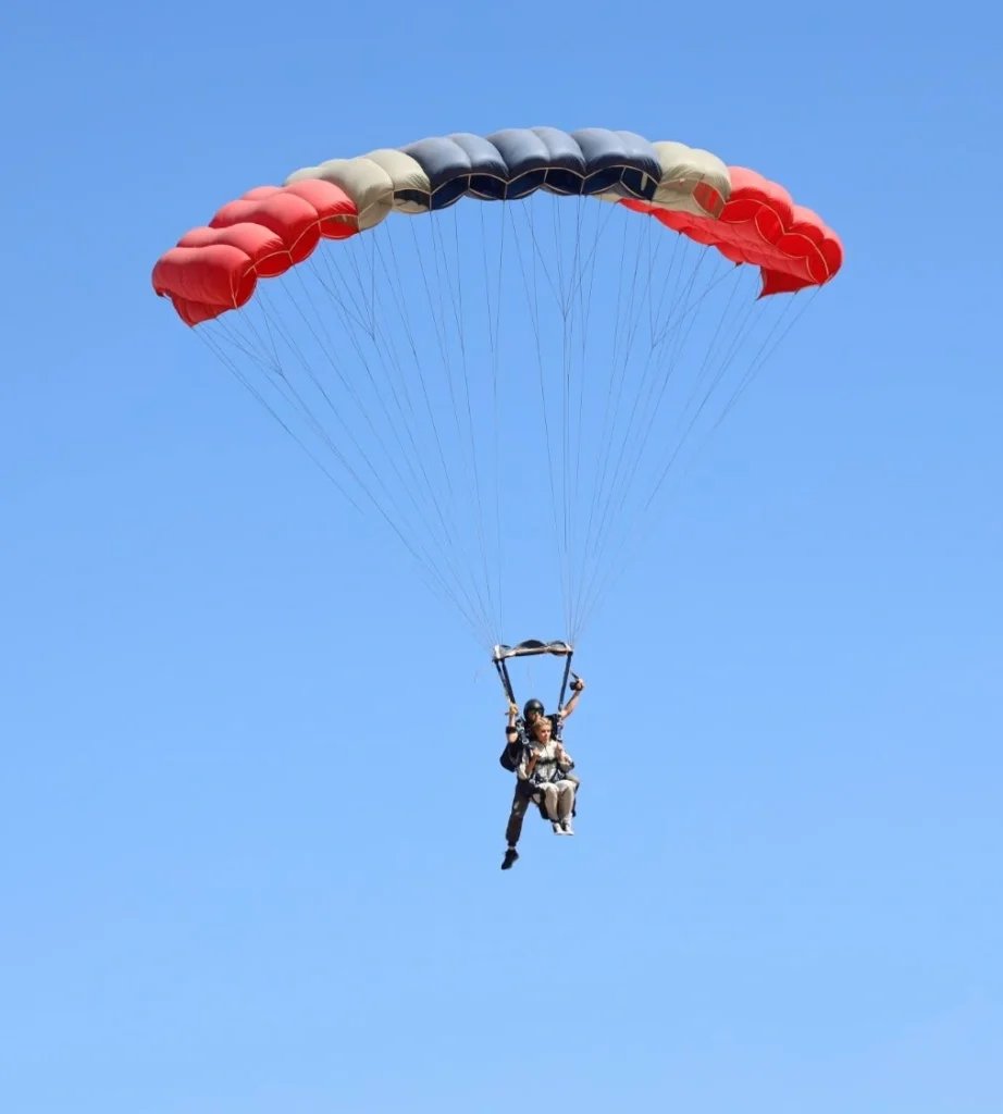Tandem parachute descent
